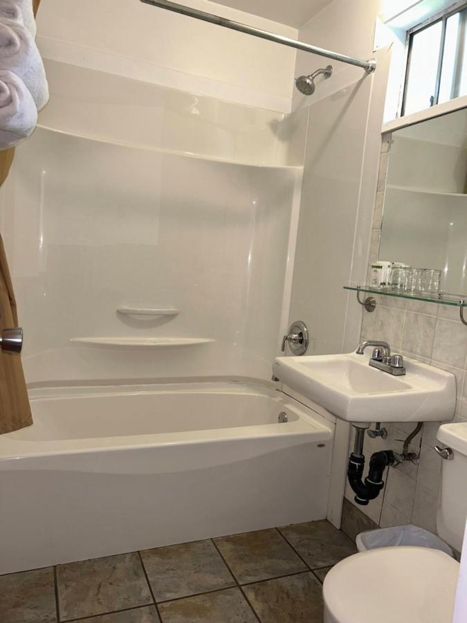Dolphin Motel Тофино Екстериор снимка