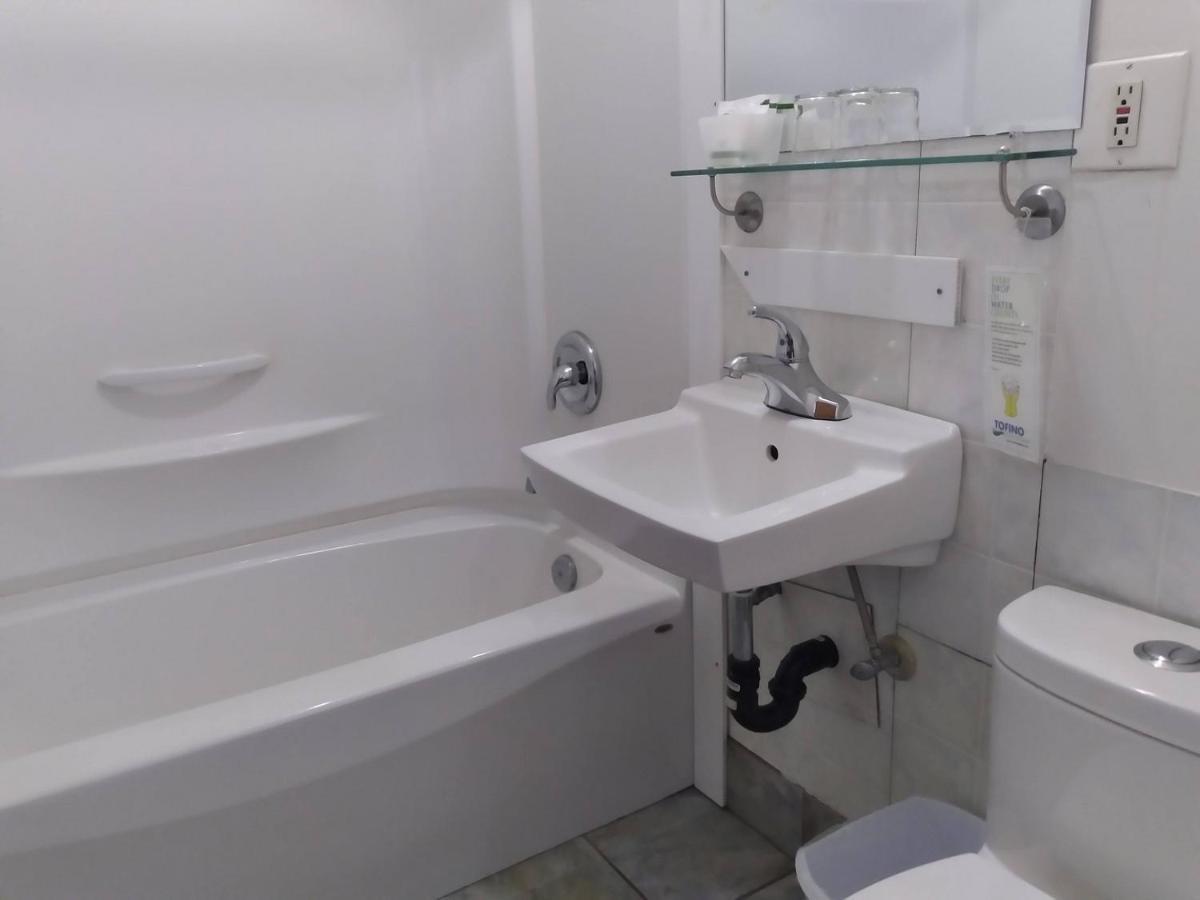 Dolphin Motel Тофино Екстериор снимка