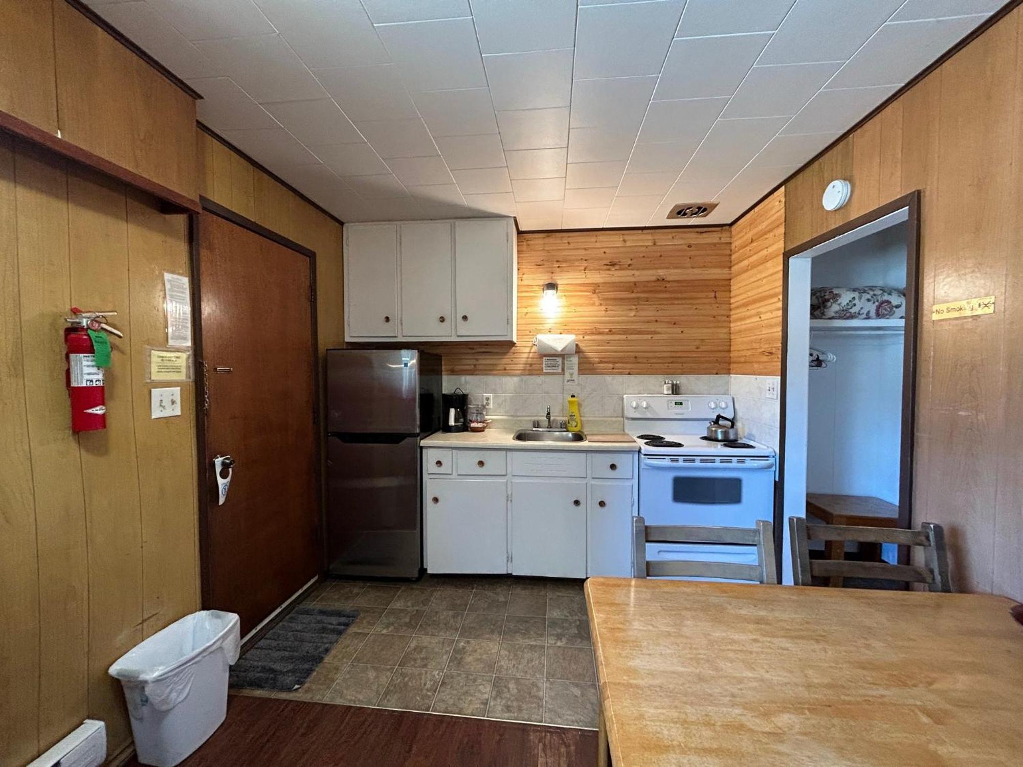 Dolphin Motel Тофино Екстериор снимка