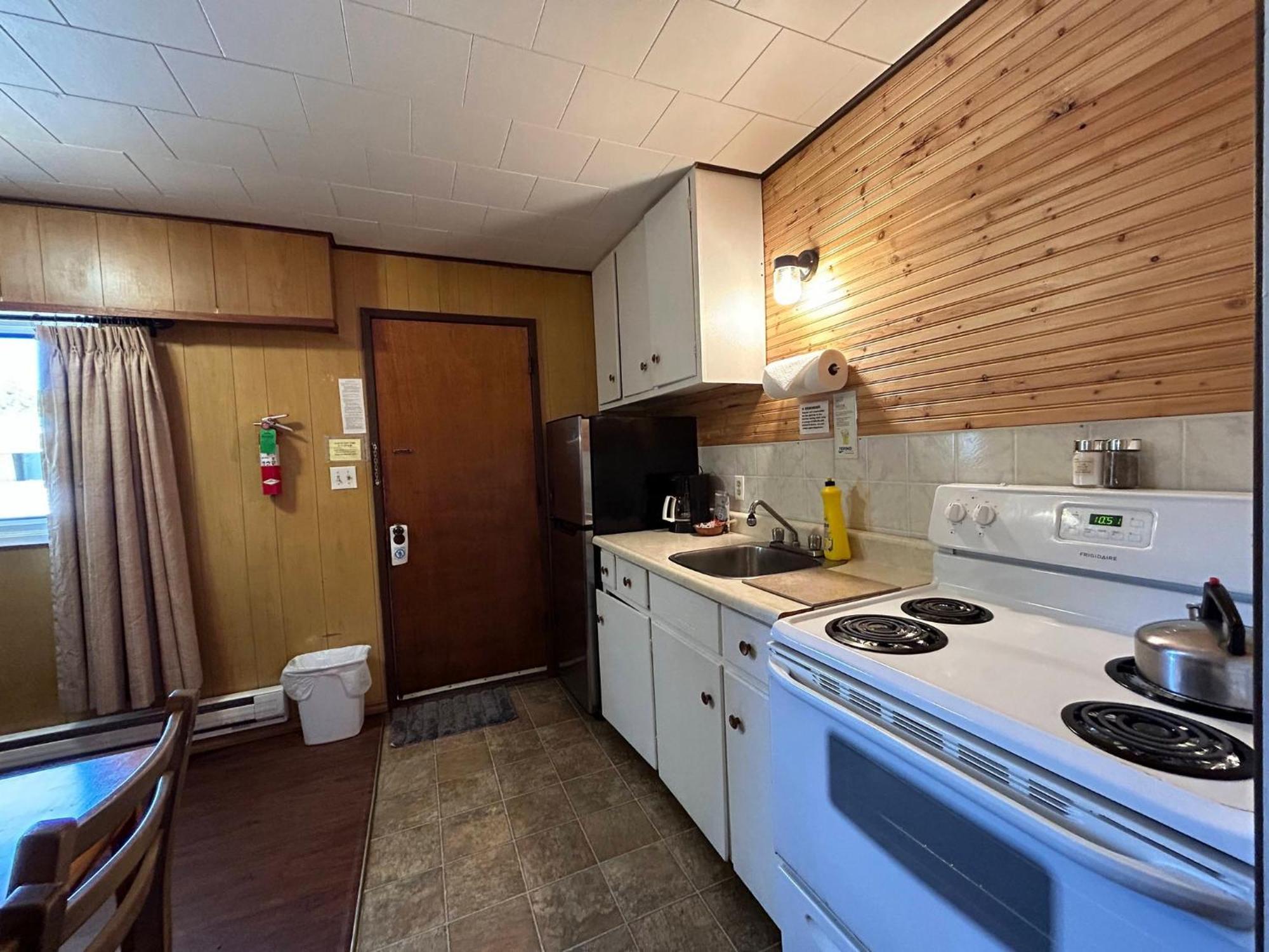 Dolphin Motel Тофино Екстериор снимка