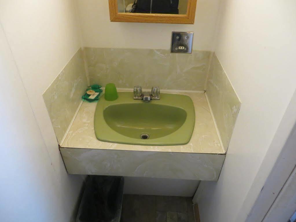 Dolphin Motel Тофино Екстериор снимка